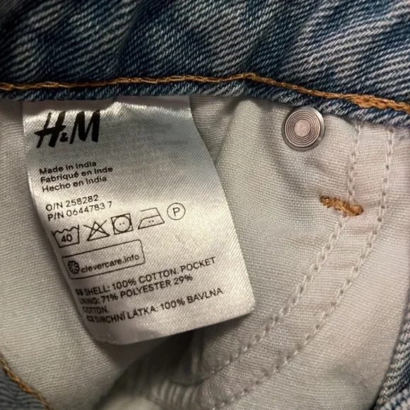 H&M Denim mini skirt. Medium wash. Size 6 - Picture 6 of 10